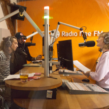 Interview zur Kulturnacht in den Recording-Räumen des Radio free FM (v.l.n.r Mark Klawikowski, Achim Spannagel, Johanna Gutmann)