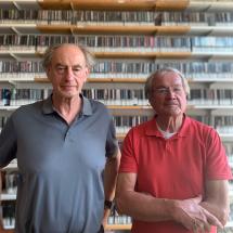 Die Studiogäste Konrad Geyer und Karl-Ernst Fetzer vor der Wand im Musikarchiv