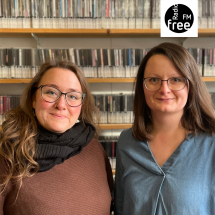 Lucia Elsen und Ina Wind-Schön vor der Wand im Musikarchiv