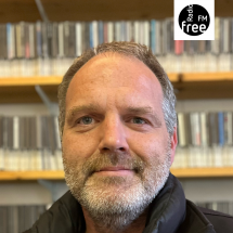 Ralf Peßmann im Musikarchiv bei Radio free FM