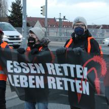 Unterstützer:innen der Letzten Generation am 22.02.2022 auf dem Frankenschnellweg in Nürnberg. Sie halten ein Banner mit ihrer Forderung "Essen Retten - Leben Retten". (Credit: Letzte Generation): 